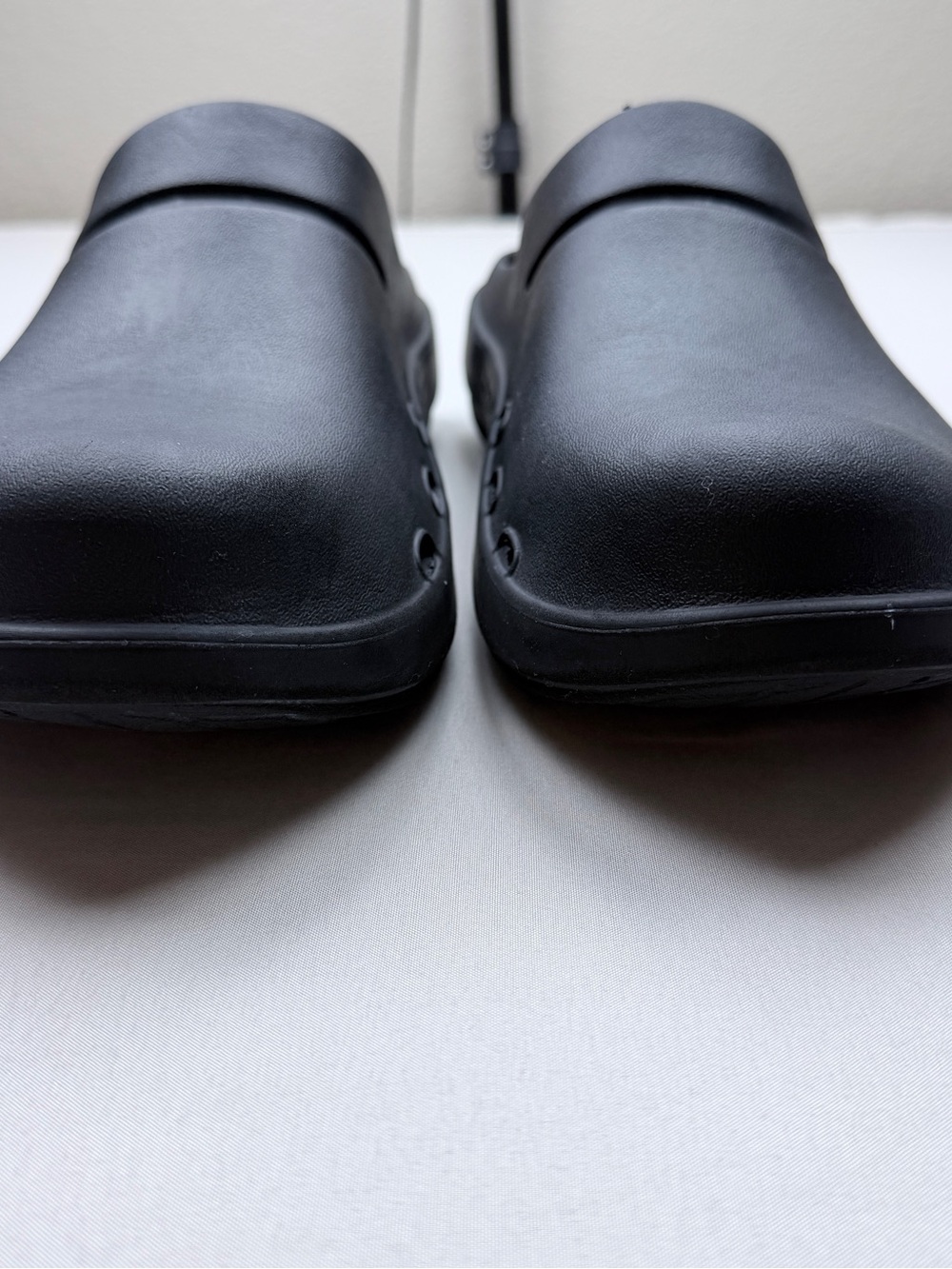 Oofos OOclog Recovery clog. Unisex - Picture 8 of 9